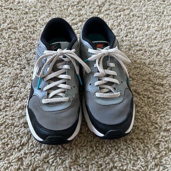 Girls Nike shoes - Picture 3 of 3